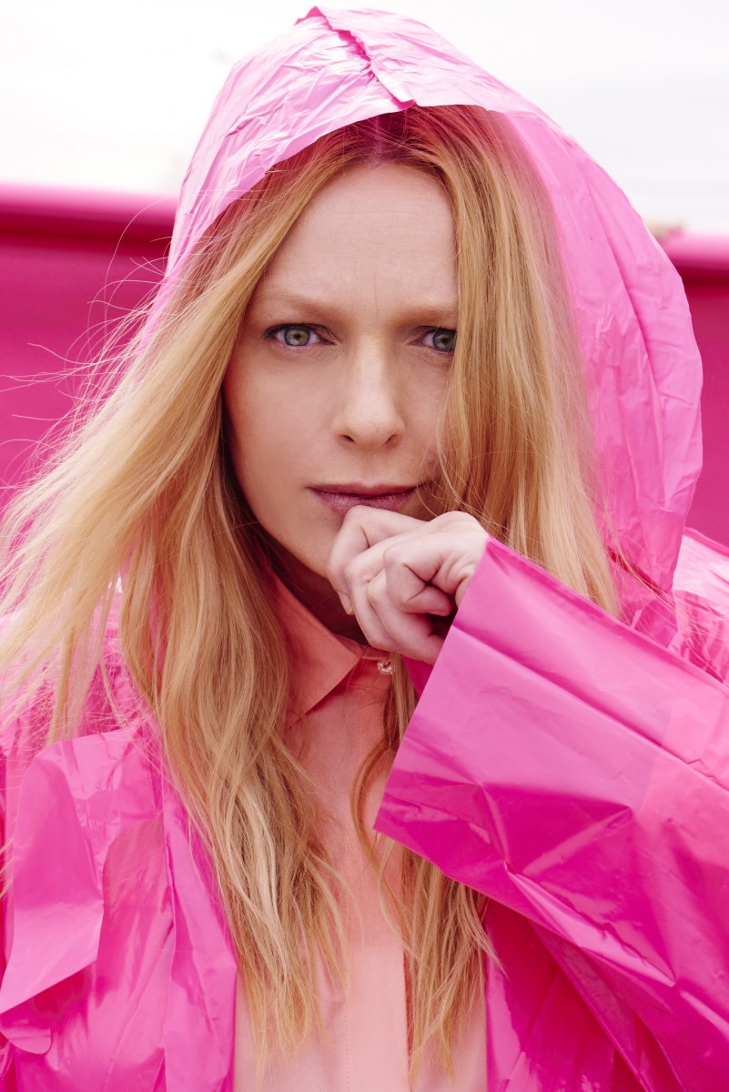Katarzyna Nosowska, wokalistka - blondynka w różowym płaszczu przeciwdeszczowym.