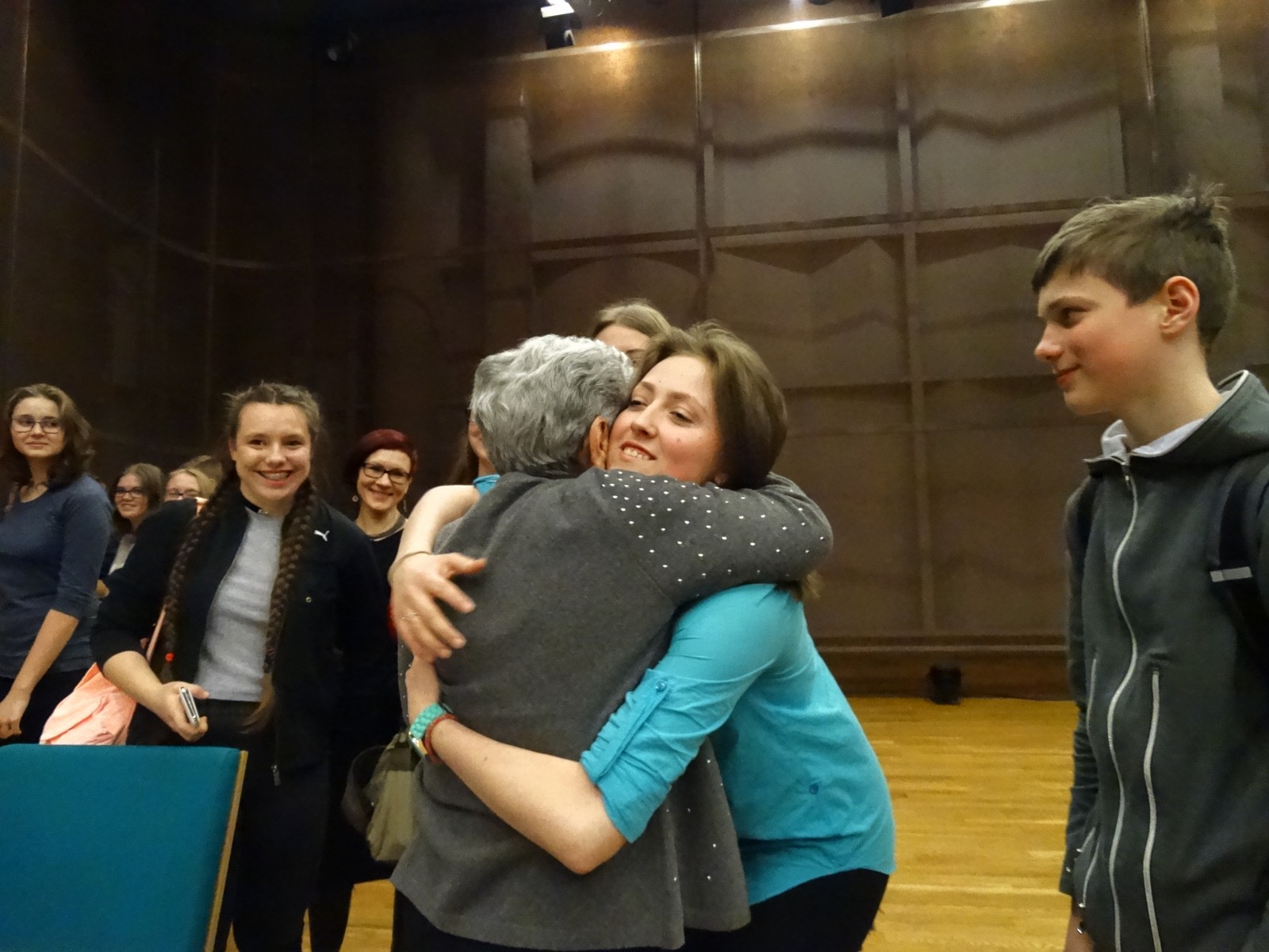 Krystyna Budnicka przytula się z młodą kobietą.