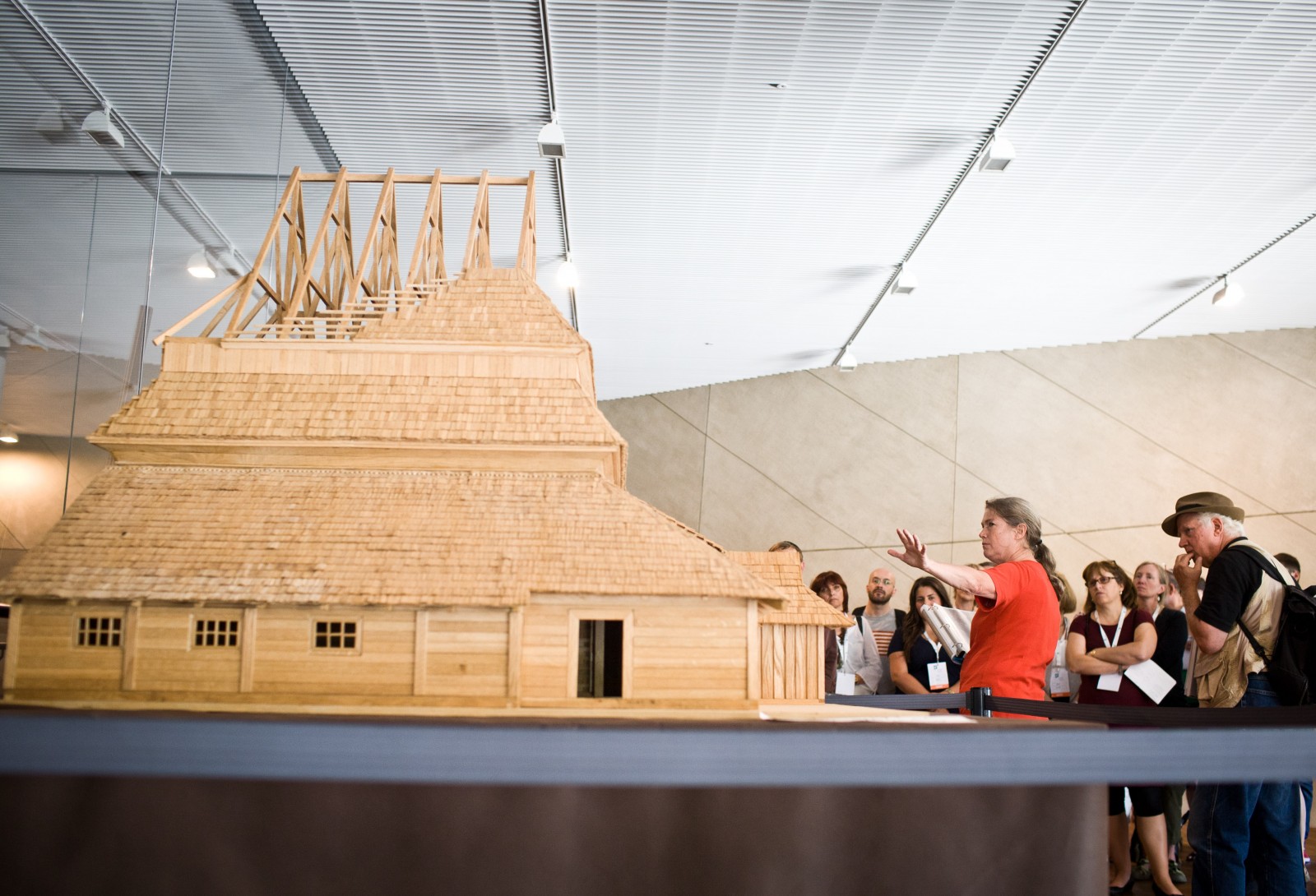 Przewodnik pokazuje grupie drewniany model synagogi.