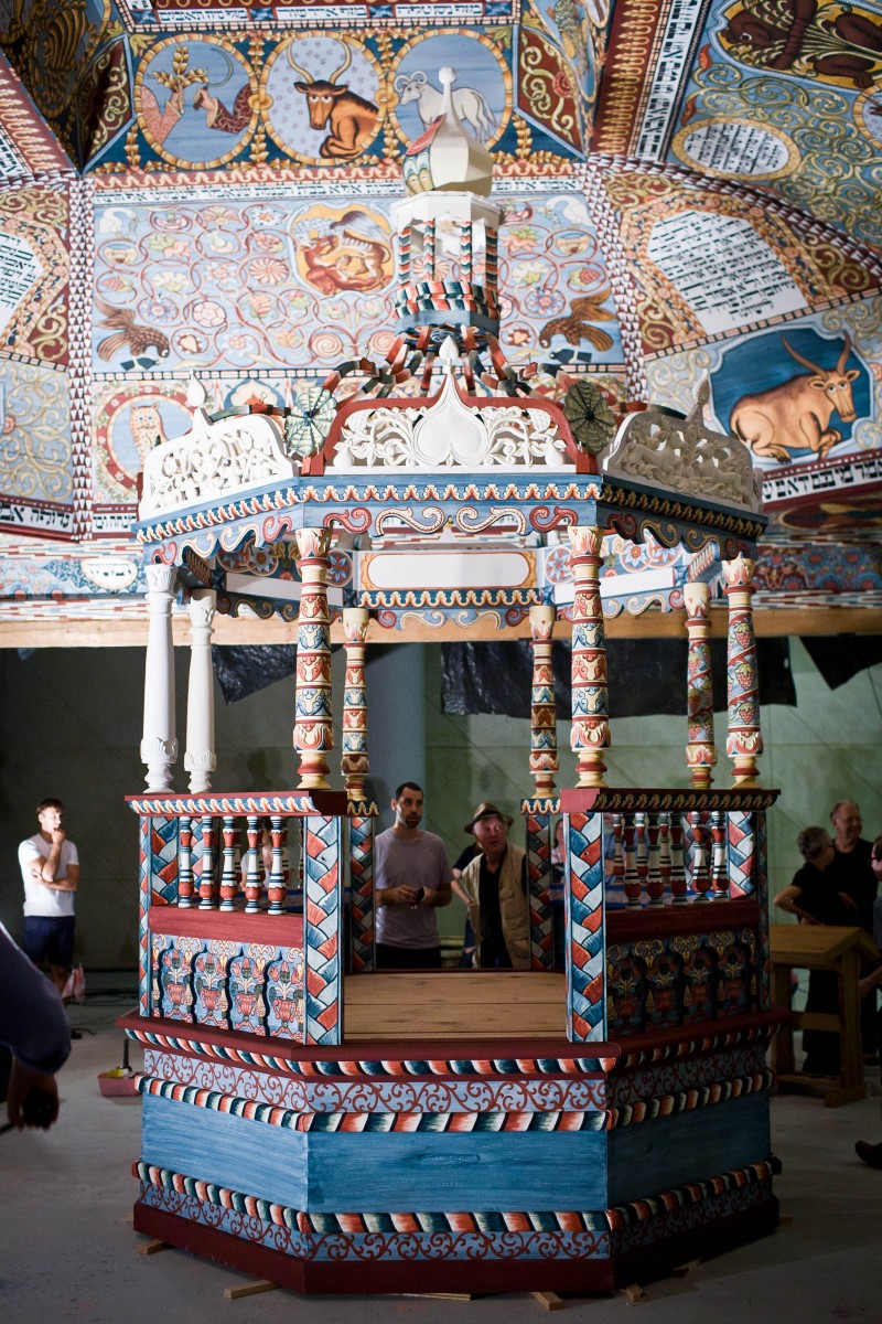 Bima - część zrekonstruowanej synagogi, która znajduje się w Muzeum POLIN.
