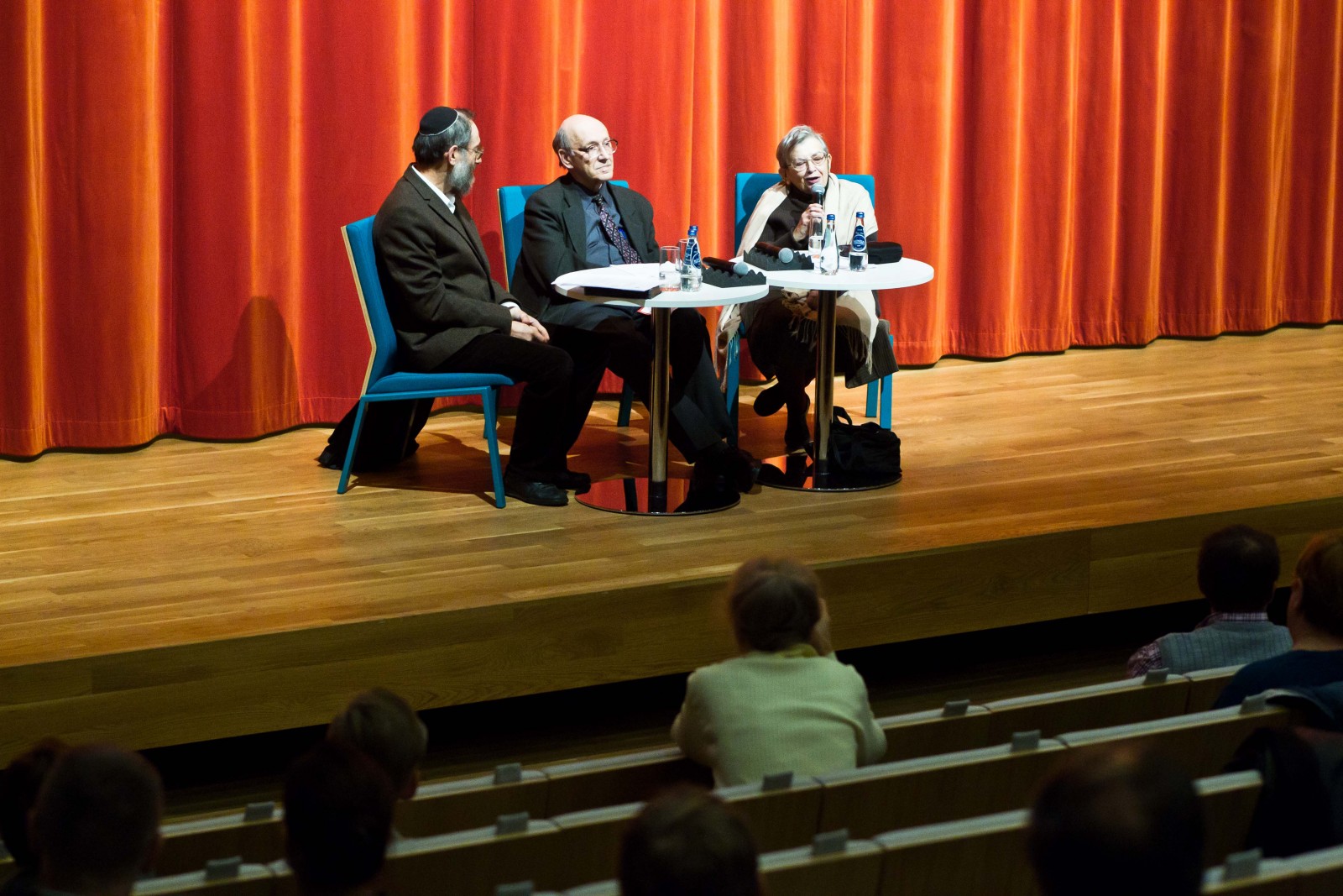 Dyskusja z cyklu "Uwierzyć w muzeum" - trzej paneliści na scenie.