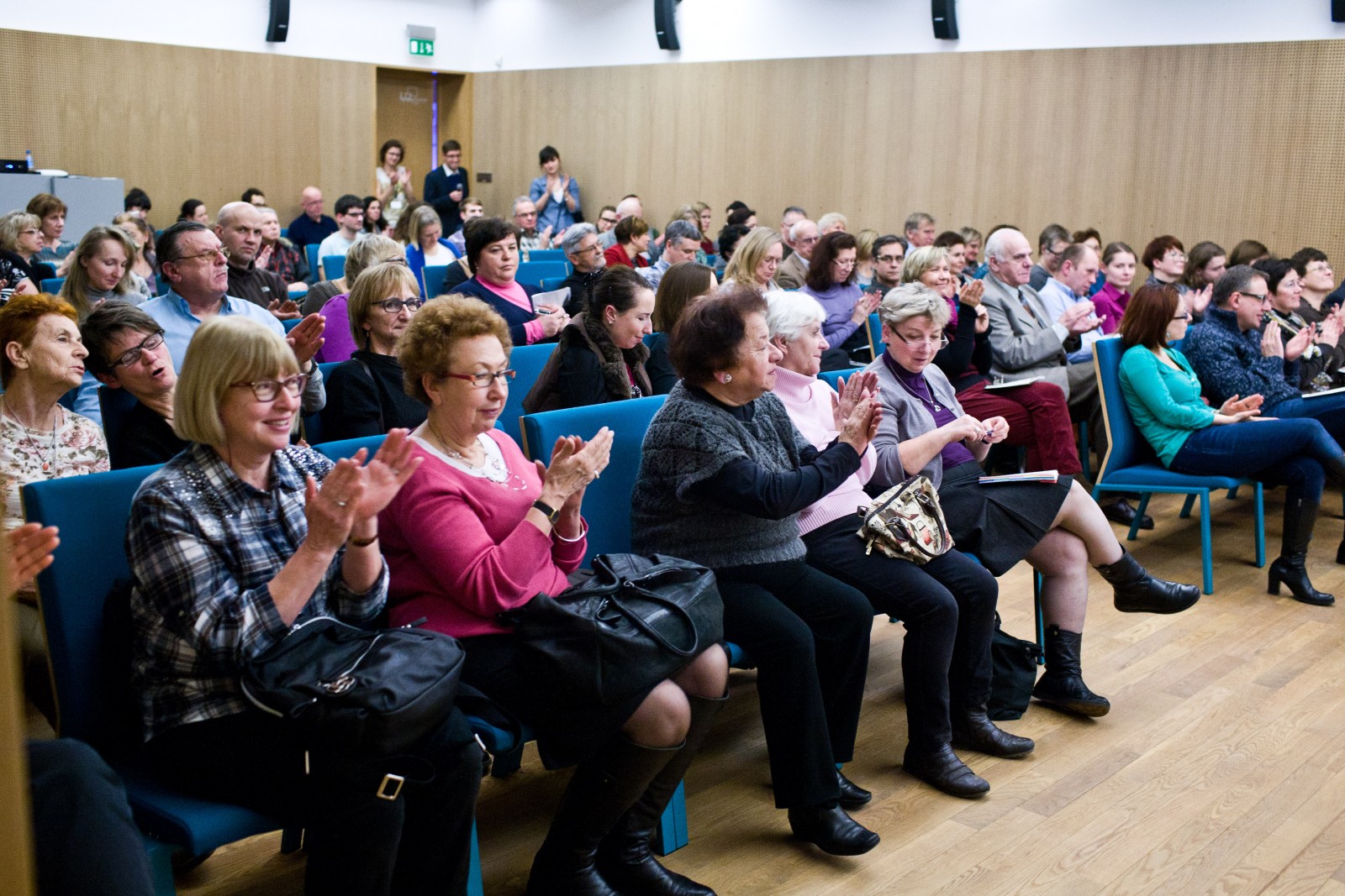 Grupa słuchaczy w sali konferencyjnej podczas wykładu "Odsłony wystawy głównej" w 2014 r.