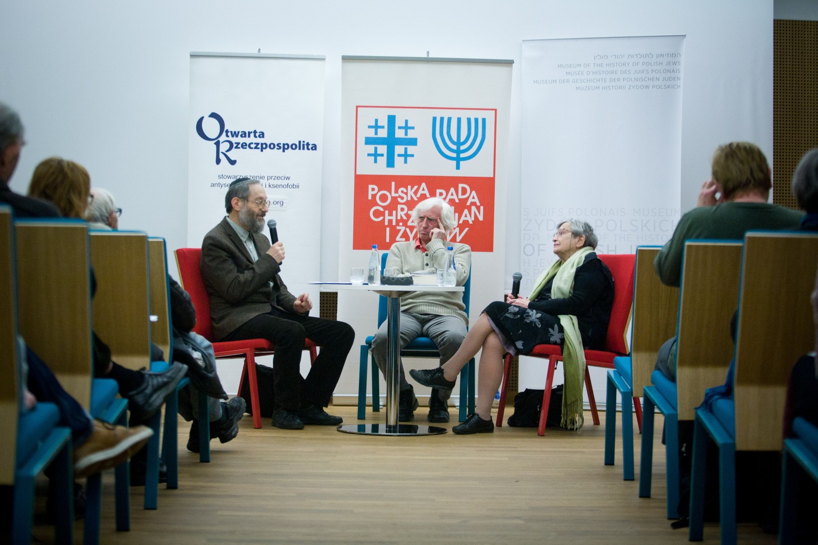 Trzej paneliści i uczestnicy dyskusji "Uwierzyć w muzeum" w 2014 r.