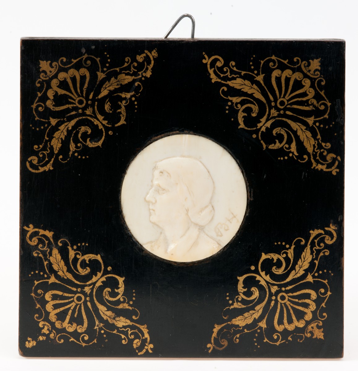 Medalion portretowy z kości słoniowej, oprawny w drewno. Na odwrocie dedykacja: "Państwu Marczewskim Buchner 1934".