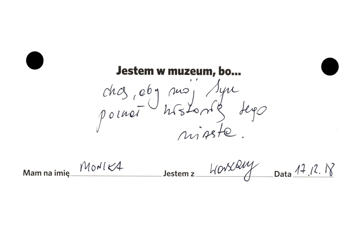 Karteczka z napisem Jestem w muzeum, bo... chcę, aby mój syn poznał historię tego miasta. Monika, Warszawa, 17.12.18.