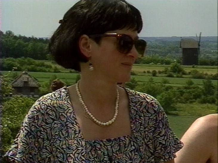 Kobieta w okularach przeciwsłonecznych - kadr z filmu "Siedmiu Żydów z mojej klasy"