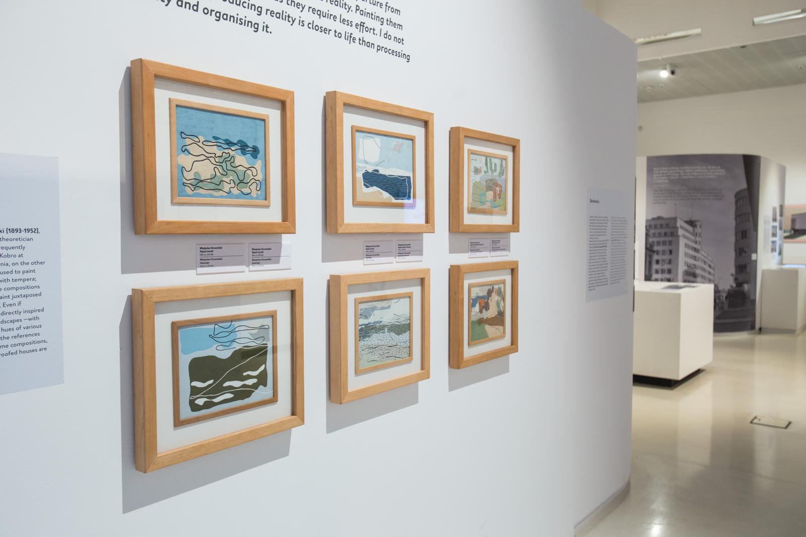 Wystawa czasowa "Gdynia - Tel Awiw" w Muzeum POLIN. Na zdjęciu 6 grafik Władysława Strzemińskiego, przedstawiających widoki nadmorskie