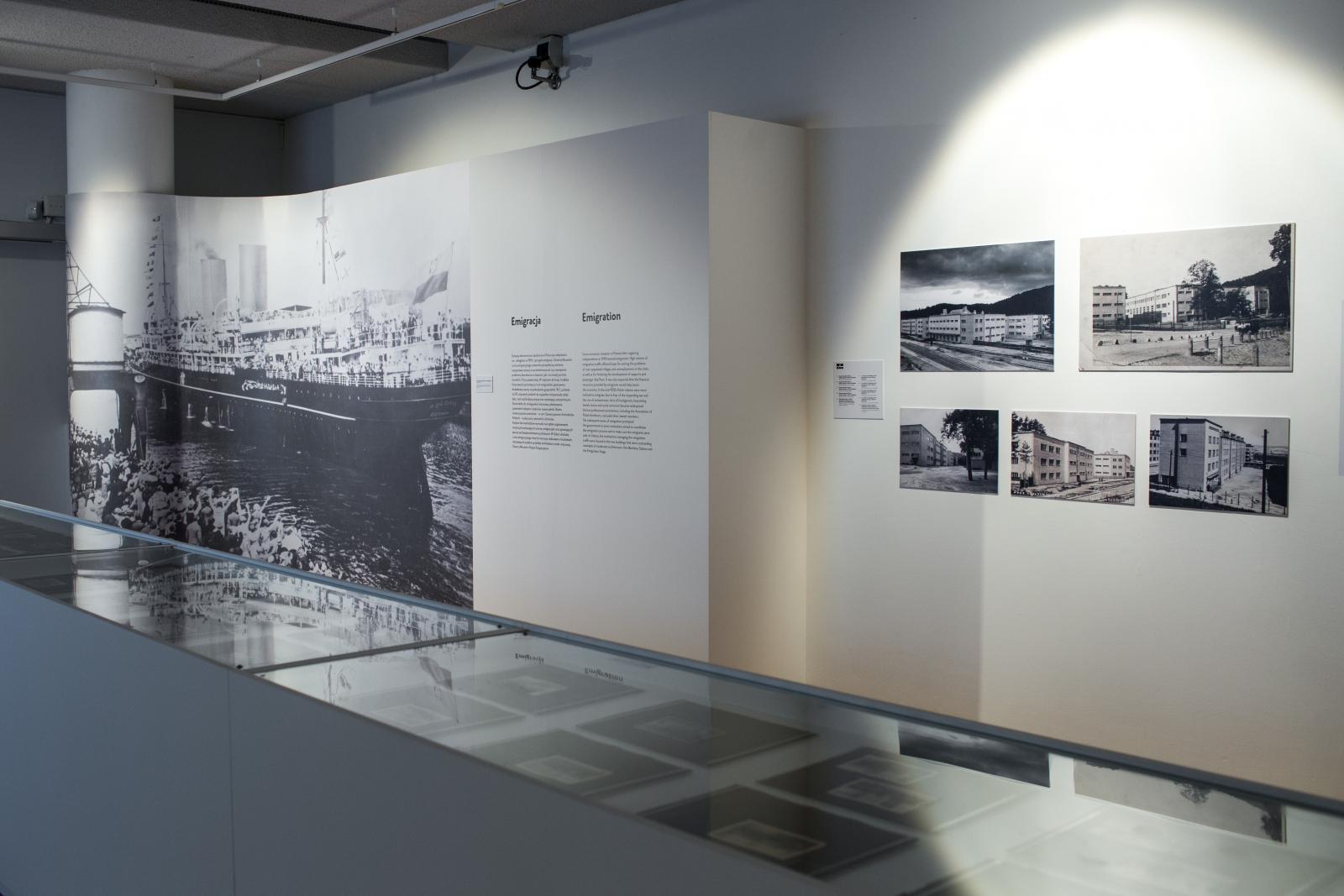 Wystawa czasowa "Gdynia - Tel Awiw" w Muzeum POLIN. Na zdjęciu ściany, na których znajdują się reprodukcje zdjęć z okresu budowy i rozkwitu Gdyni w kolorystyce czarno-białej.