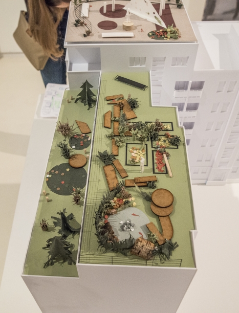 Na dachu zmienionej makiety stworzono ogródek z zielenią, trawnikiem, małymi tarasami i dróżkami