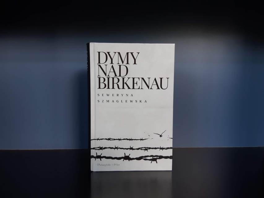 Okładka książki: Seweryna Szmaglewska "Dymy nad Birkenau" na ciemnym granatowym tle