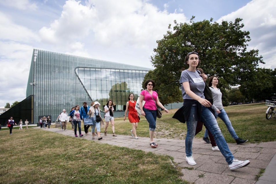 People on the walk around POLIN Museum