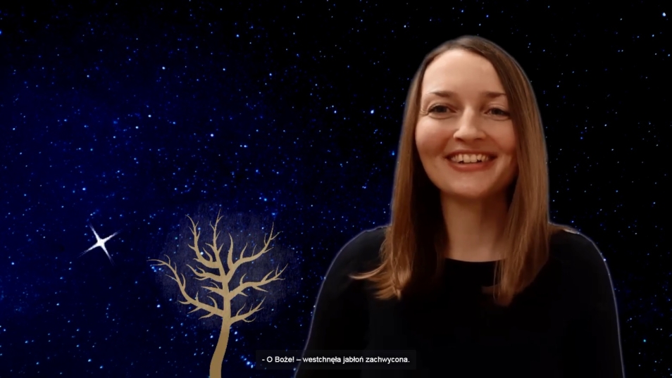 Uśmiechnięta kobieta, w tle grafika z nocnym niebem i zarysem drzewa