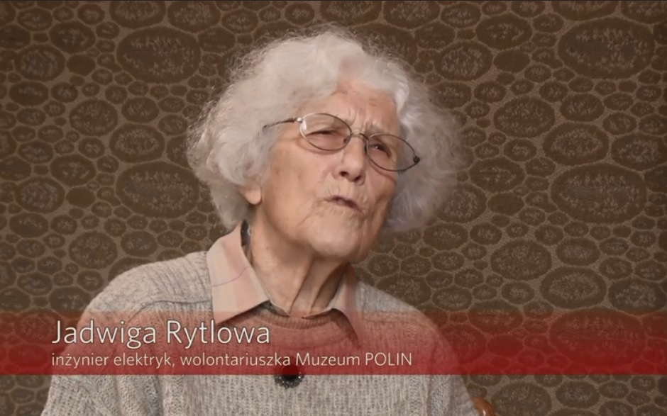 Kadr z filmu, na zdjęciu Jadwiga Rytlowa, podpis: Jadwiga Rytlowa, inżynier elektryk, wolontariuszka Muzeum POLIN