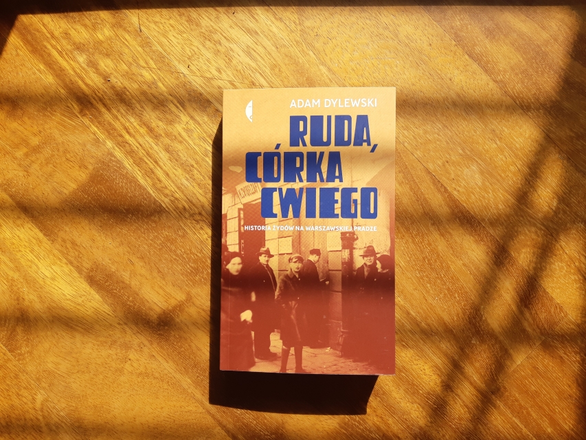 Okładka książki Adama Dylewskiego "Ruda, córka Cwiego. Historia Żydów na warszawskiej Pradze"