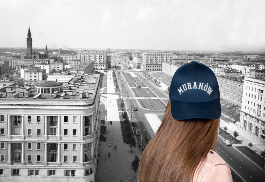 Zdjęcie ilustracyjne - wizerunek dziewczyny, widzanej z tyłu. Ma na głowie czapeczkę z napisem Muranów. Patrzy w kierunku miasta, przedstawionego przez czarno-białą fotografię. Jest to archiwalne zdjęcie Muranowa.