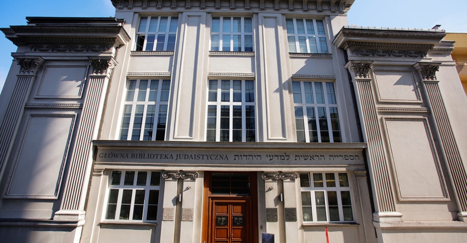Wejście do kamienicy - siedziby Żydowskiego Instytutu Historycznego w Warszawie