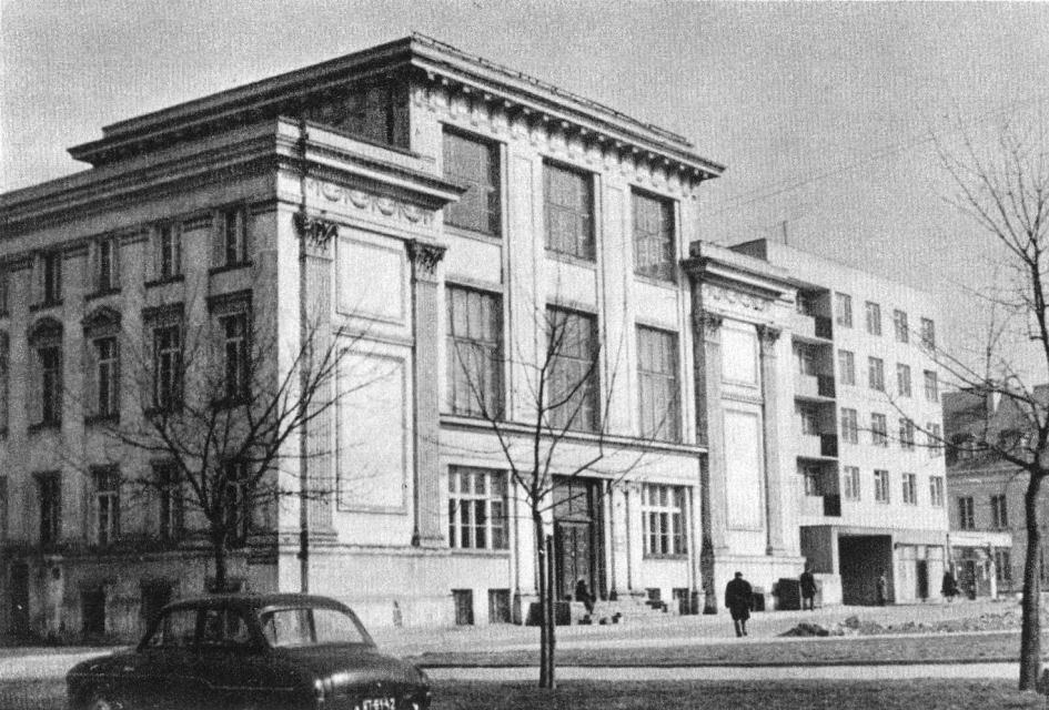Siedziba Żydowskiego Instytutu Historycznego w Warszawie. Biało-czarna fotografia budynku z lat 60. XX wieku