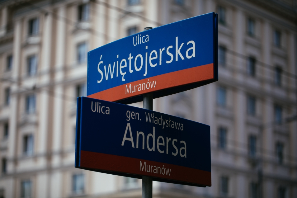 Na obrazie widzimy znaki z nazwami ulic.