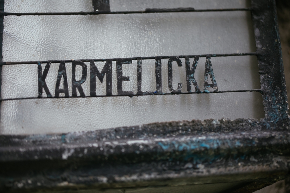 Na obrazie widzimy tabliczę z nazwą ulicy "Karmelicka"