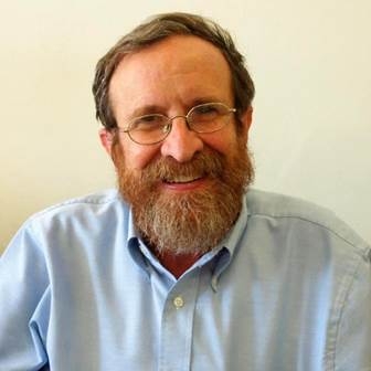 Portret mężczyczny - Shaul Stampfer  - broda, okulary, błękitna koszula