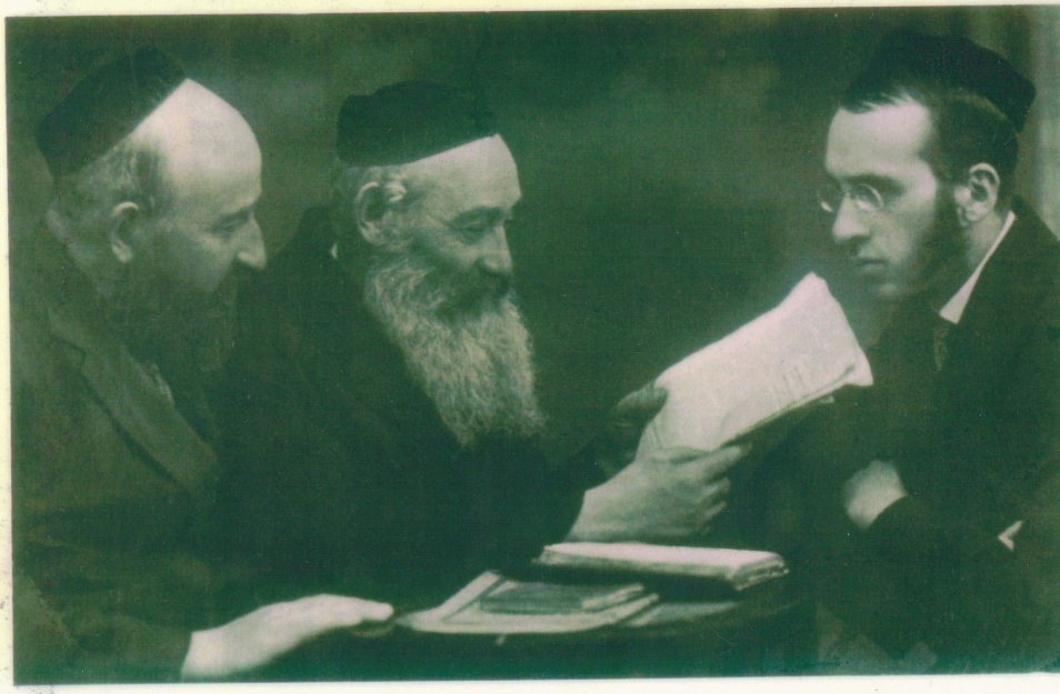 Na obrazie widzimy fotografię Hillel Seidman z ojcem i dziadkiem.