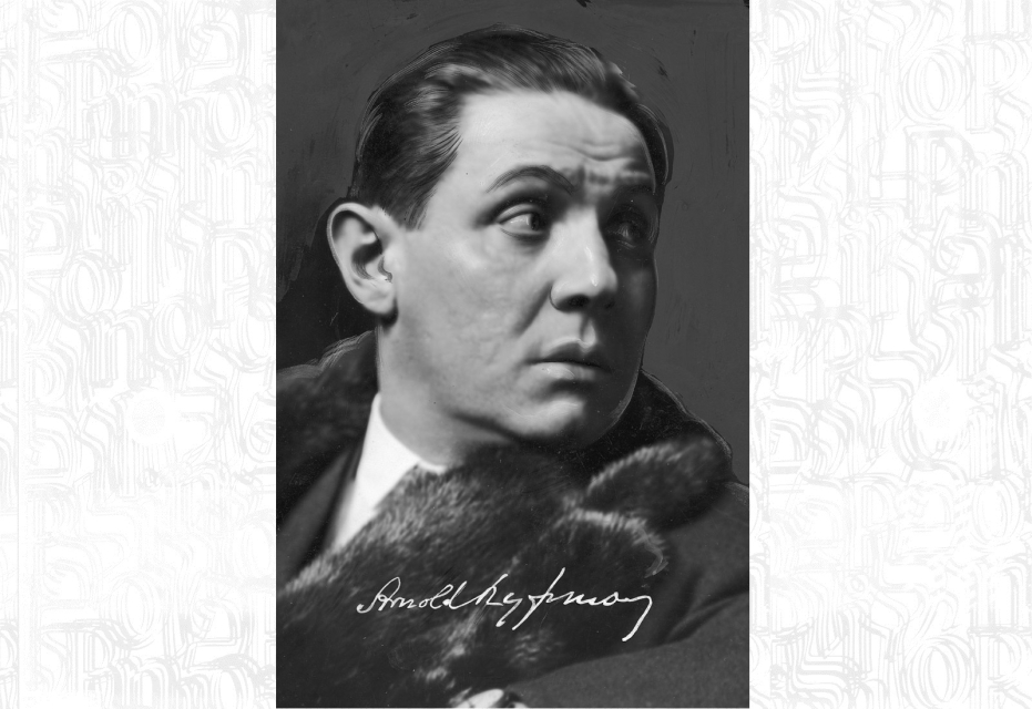 Portret mężczyzny - Alnolda Szyfmana - w palcie z futranym szerokim kołnierzem. Włosy gładko zaczesane do tyłu.