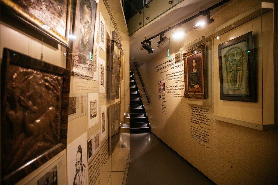 Na obrazie widzimy wnętrze muzealnej galerii na wystawie stałej Muzeum POLIN.