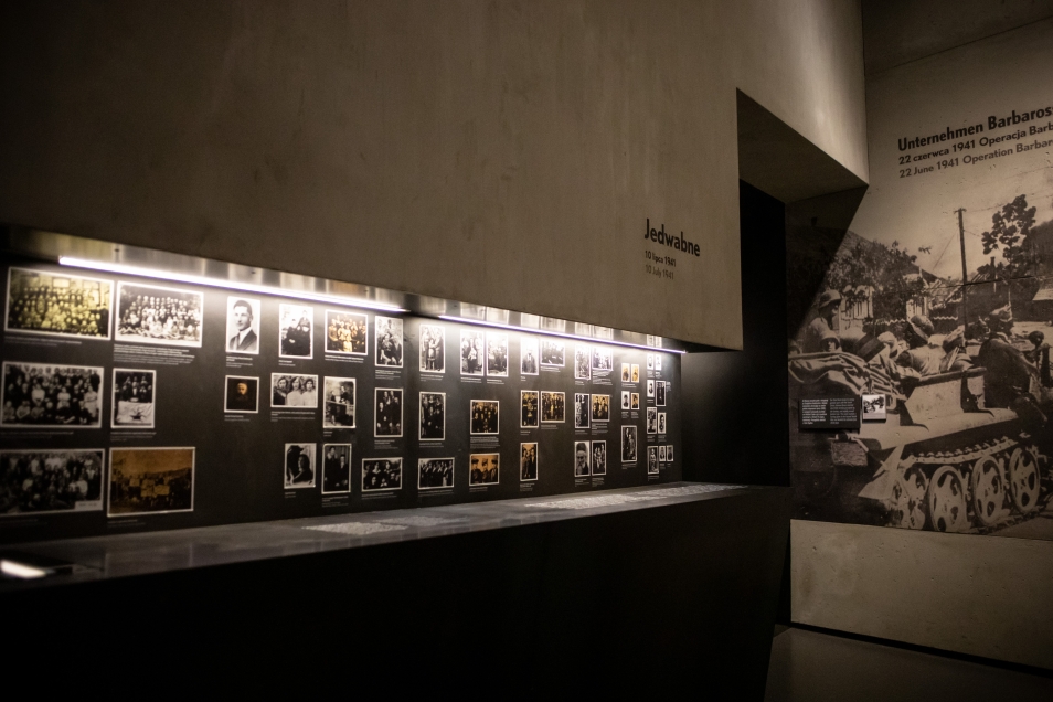 Na obrazie widzimy wnętrze muzeum.