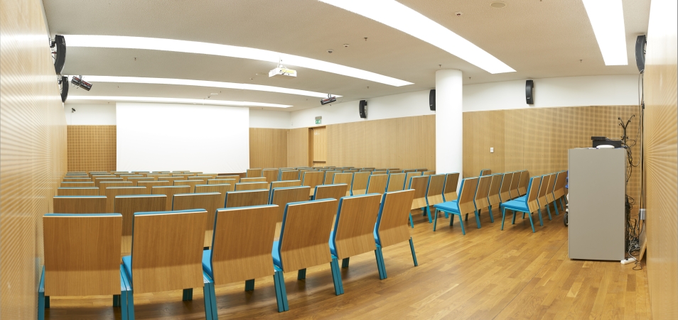 Sala konferencyjna A - widok od drzwi na ekran. Sala jest pusta.