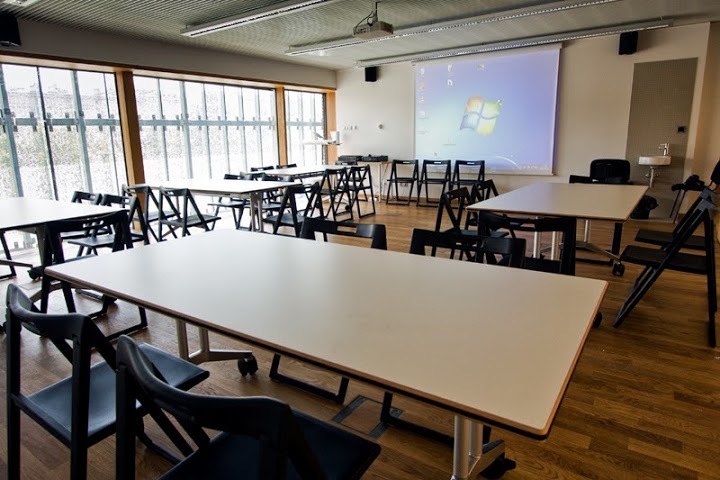 Sala edukacyjna - stoły warsztatowe z krzesłami dookoła