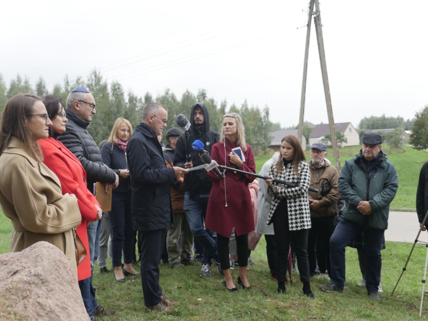 1.	Głos zabiera Jarosław Sellin - sekretarz stanu w Ministerstwie Kultury, Dziedzictwa Narodowego i Sportu - w miejscowości Orla, przy kamieniu oznaczającym dawny cmentarz żydowski