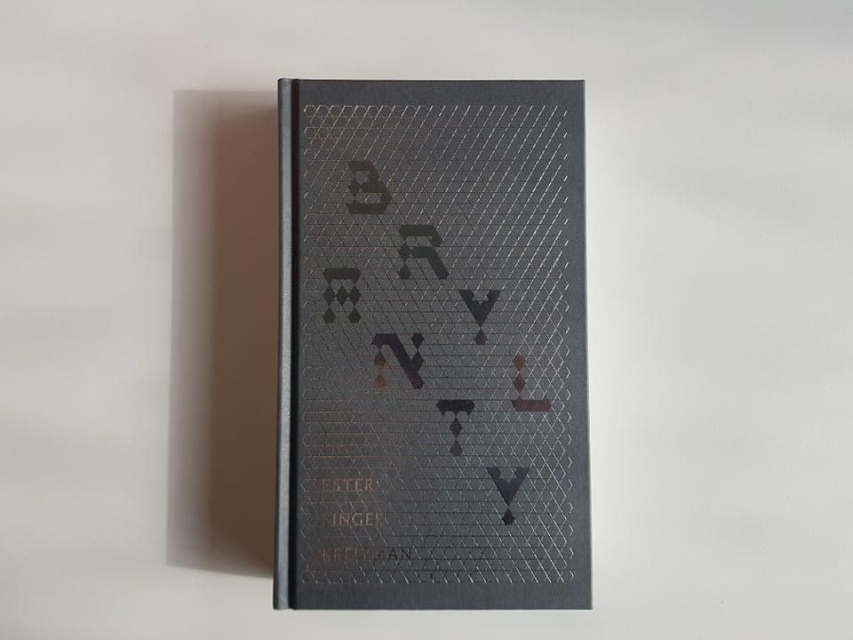 Na zdjęciu czarna okładka książki, z graficznie przedstawionym tytułem: "Brylanty"