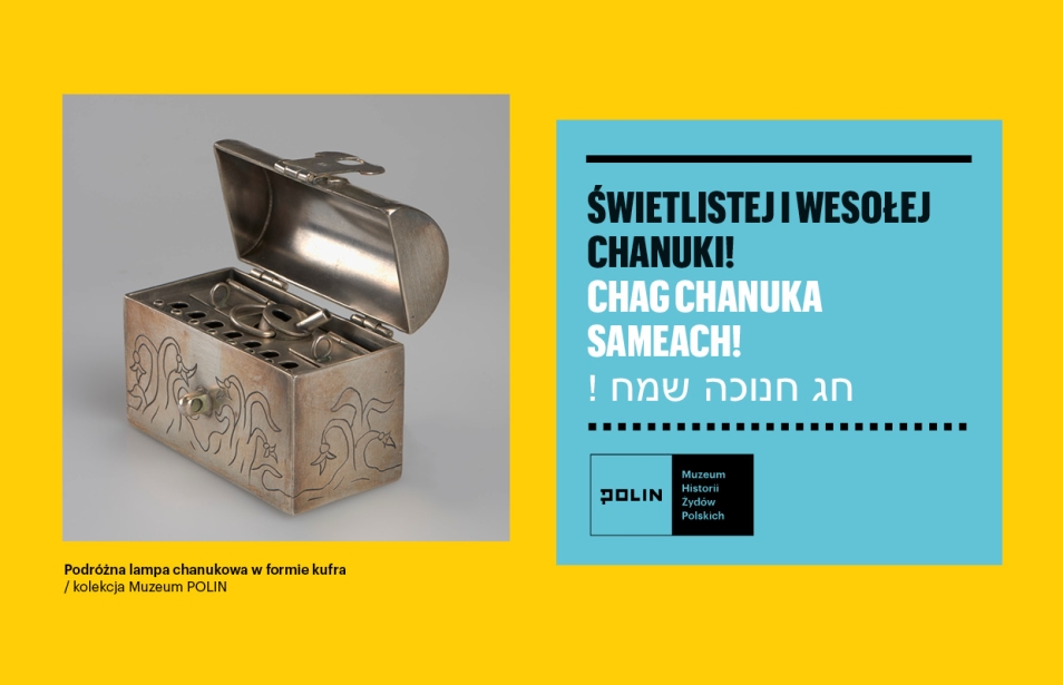 Karta świąteczna ze zdjęciem srebrnej podróżnej lampki chanukowej, w kształcie prostokatnego kufra podróżnego. Obiekt ze zbiorów Muzeum POLIN. Obok, na niebieskim tle, treść życzeń: Świetlistej i wesołej Chanuki / Chag Chanuka Sameach