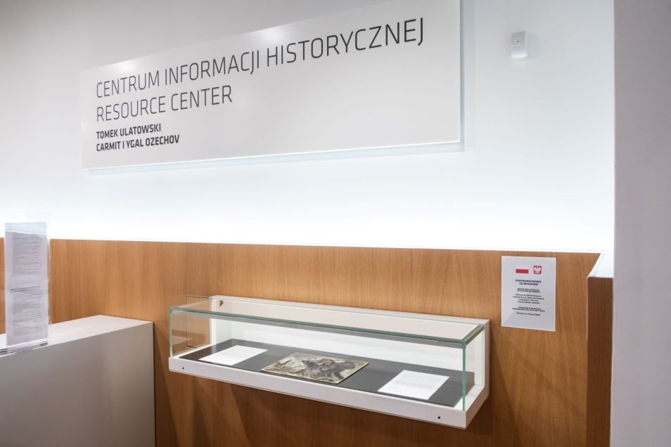 Centrum Informacji Historycznej (Resource center) Muzeum POLIN. Gablota ze szkicem W. Weissa "Wygnanie".