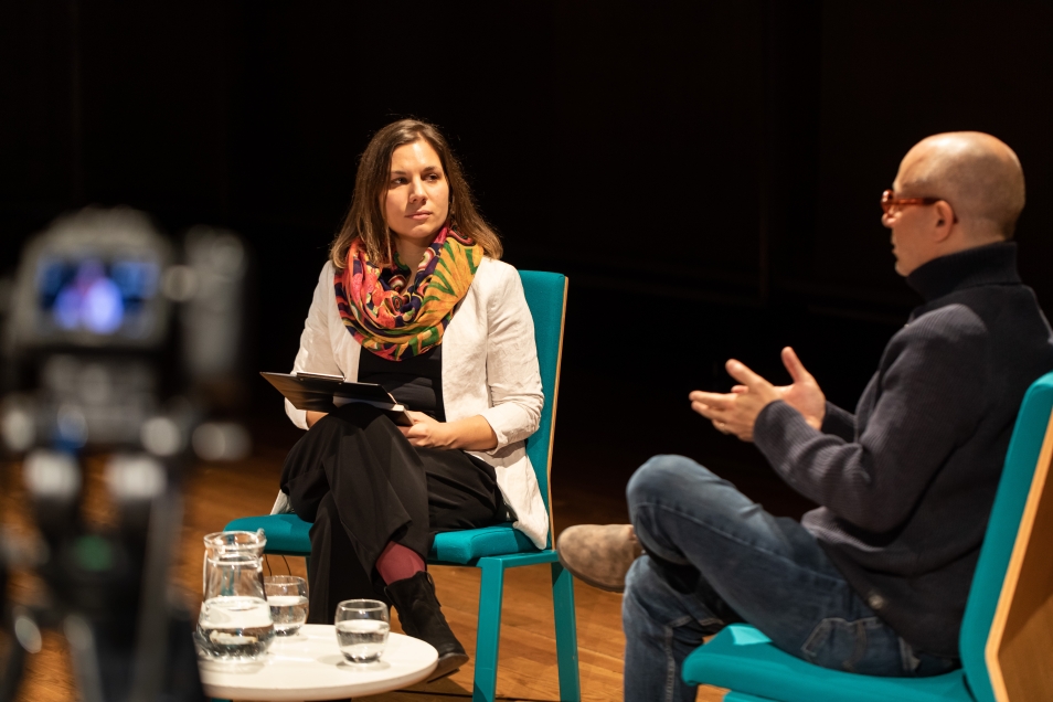 Katarzyna Kulińska (Muzeum POLIN) i pisarz, Marek Krajewski podczas rozmowy w ramach konferencji edukacyjnej „Moc biografii. Jak korzystać z historii osobistych w edukacji?”.