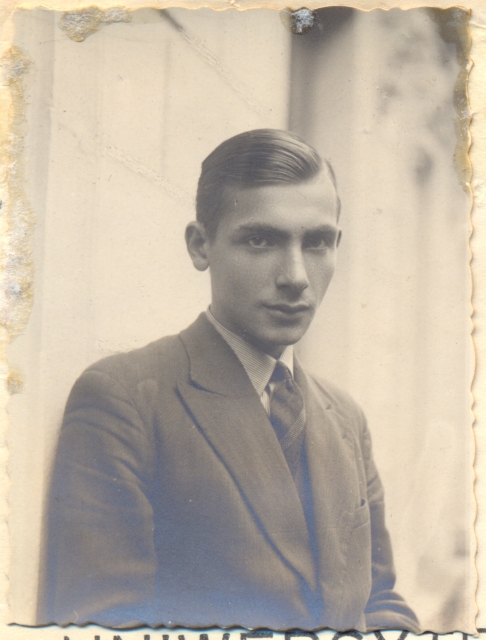 Józef Rotblat. Stara, czarno-biała fotografia przedstawia młodego mężczyznę ubranego w garnitur.