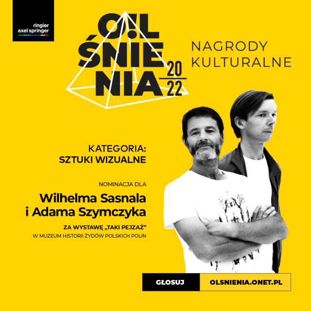 Grafika w żółtym kolorze z napisami: Nagrody Kulturalne Olśnienia 2022, kategoria: Sztuki wizualne, nominacja dla: Wilhelma Sasnala i Adama Szymczyka za wystawę "Taki pejzaż" w Muzeum Historii Żydów Polskich. Po prawej stronie zdjęcie Wilhelma Sasnala i Adama Szymczyka, poniżej napis głosuj, olsnienia.onet.pl