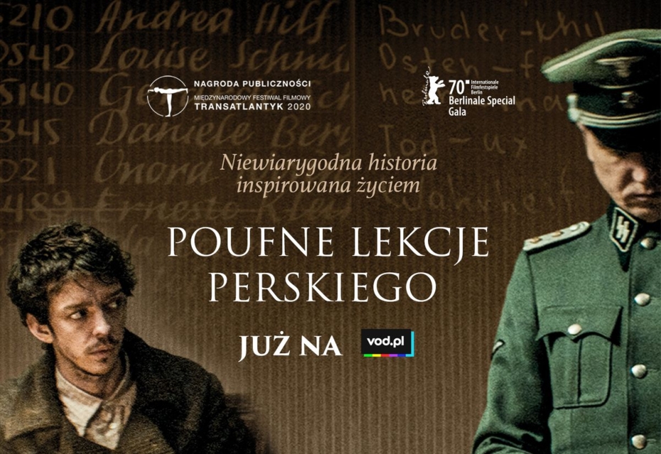 Plakat filmu Poufne lekcje perskiego. W lewym dolnym rogu główny bohater filmu - młody mężczyzna pochodzenia żydowskiego, w prawym górnym rogu SS-man w mundurze. Pod tytułem filmu znajduje się napis: Już na VOD