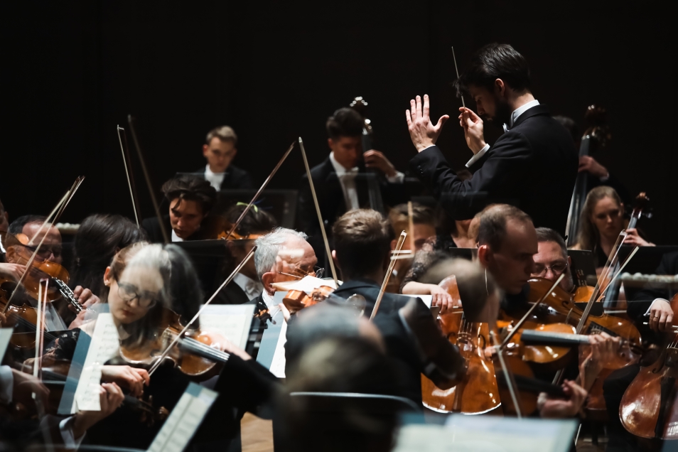 Orkiestra Sinfonia Varsovia i dyrygent Yaroslav Shemet podczas koncertu "Solidarni z Ukrainą" w Muzeum POLIN.