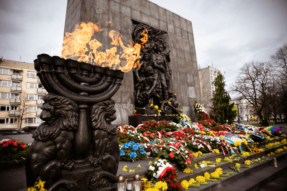 Morze kwiatów pod Pomnikiem Bohaterów Getta w Warszawie.