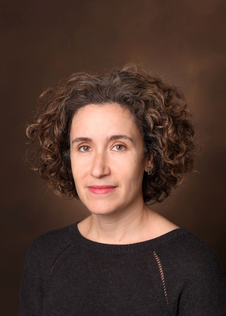 Prof. Allison Schachter - jedna z prelegentek na spotkaniu POLIN Book Talks. Ma ciemne krótkie kręcone włosy.