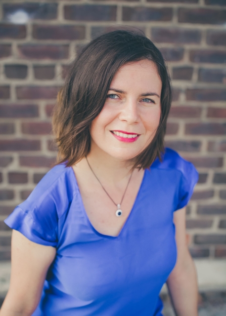 Anastasiya Lyubas - prelegentka na spotkaniu POLIN Book Talks. Ma krótkie brązowe włosy i usta pomalowane na ciemnoróżowy kolor.