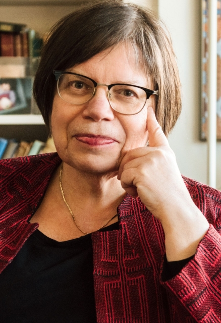 Anita Norich - prowadząca spotkanie w ramach POLIN Book Talk. Ma brązowe krótkie włosy i okulary.