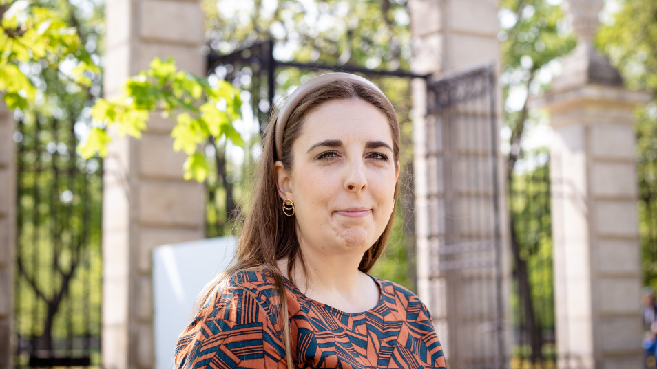 Przewodniczka Katarzyna Jankowska przed bramą Ogrodu Krasińskich.