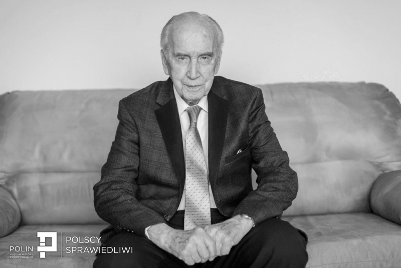 Józef Walaszczyk siedzi na kanapie.