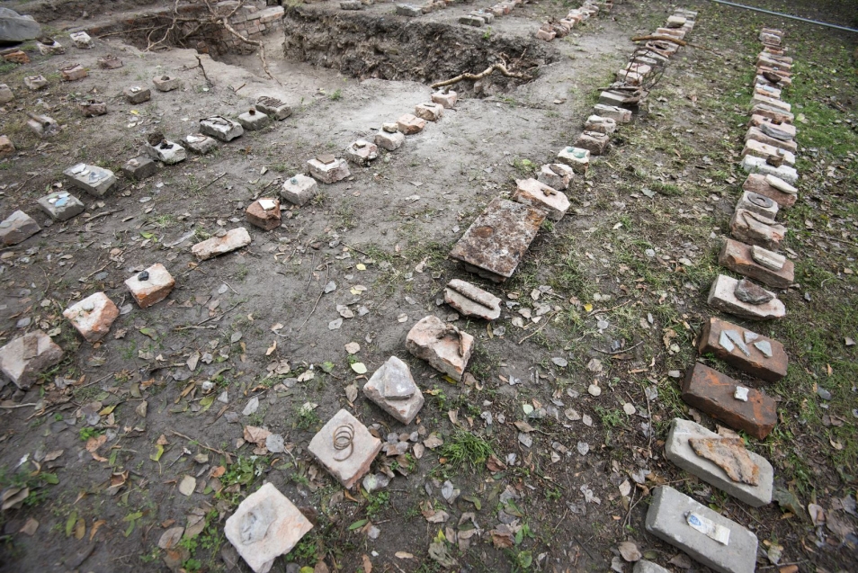 Praca Grupy Centrala i Asli Cavusoglu zrealizowana w ramach rezydencji artystycznej w Muzeum POLIN. Na ułożonych w rządku alejach z pionowych płyt leżą różne przedmioty.