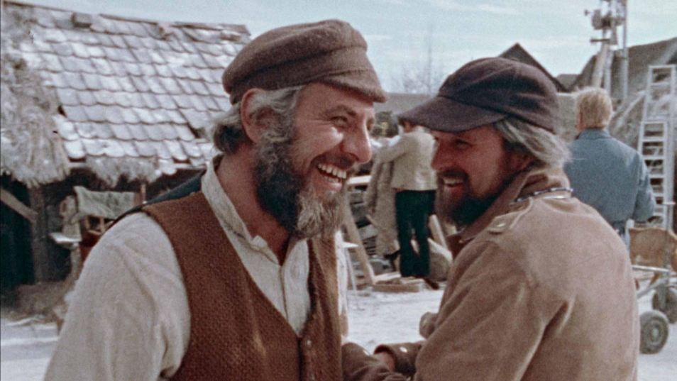 Kadr z filmu "Skrzypek na dachu" - Chaim Topol, grający Tejwego, rozmawia z reżyserem filmu.