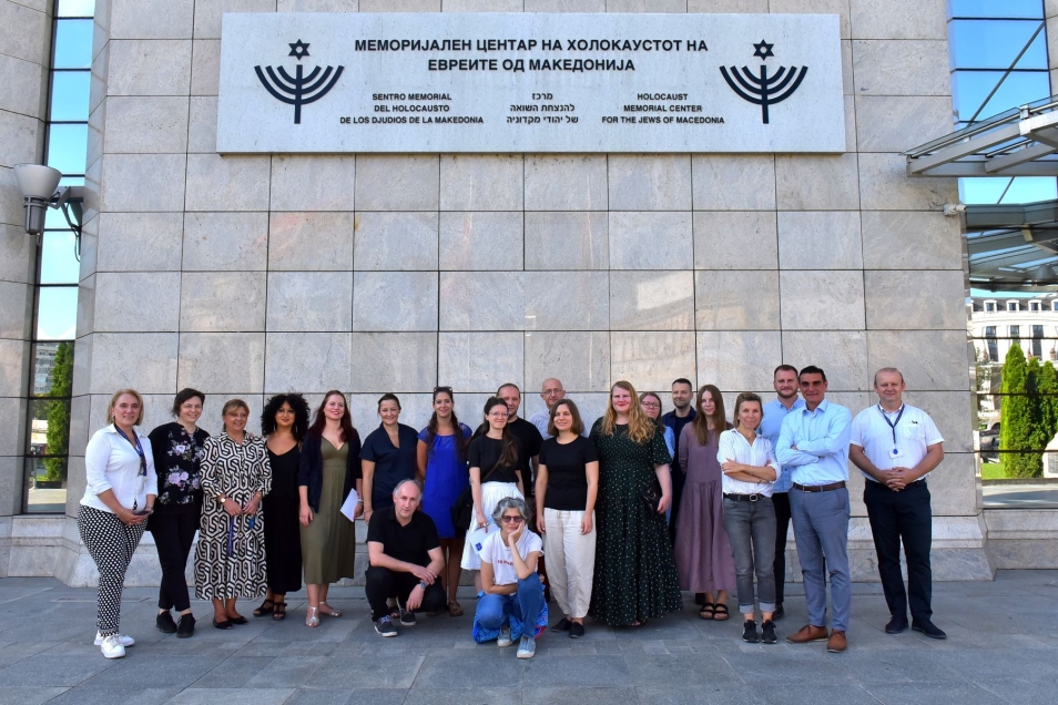Uczestnicy seminarium "Komunikacja empatyczna w edukacji osób dorosłych..." stoją przed siedzibą Holocaust Memorial Center for the Jews of Macedonia.