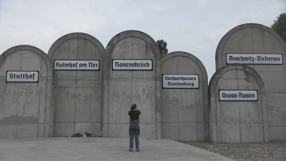 Stacja Radegast w Łodzi - pomnik z tablicami w kształcie macew, na których umieszczono nazwy stacji przeznaczenia, m.in.: Ravensbrück, Gross-Rosen, Auschwitz-Birkenau.