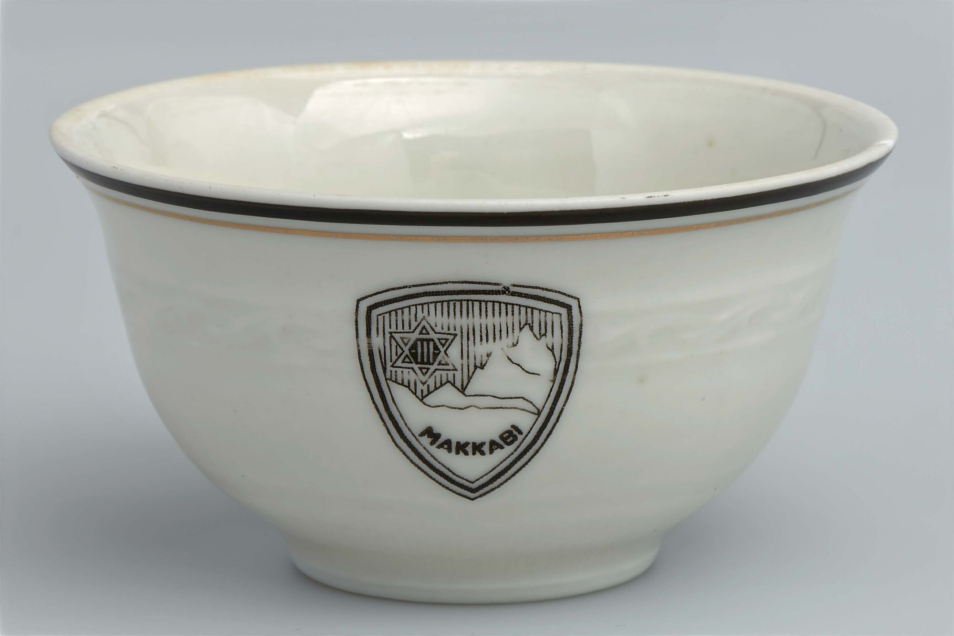Filiżanka Towarzystwa Turystyczno-Narciarskiego "Makabi" w Bielsku z ćmielowskiej porcelany.